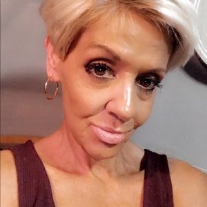 Meet your Posher, Debbie